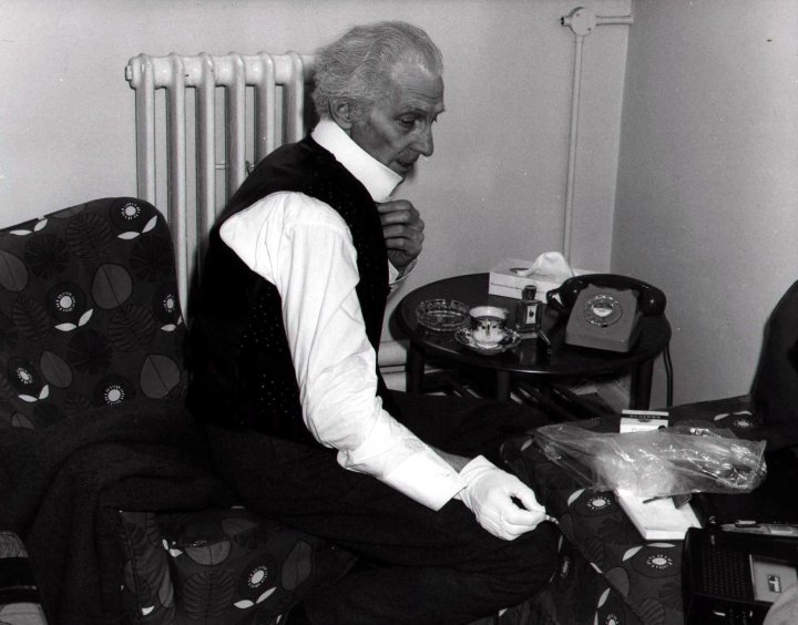 Peter Cushing  se relaxant durant le tournage de "Madhouse". Il porte le maquillage censé le transformer en Vincent Price !