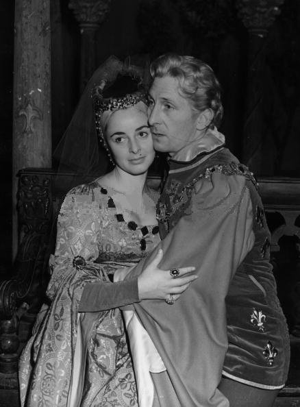 Peter Cushing et Jeannette Sterke répétant une pièce pour la BBC : "Richard of Bordeaux" (28 décembre 1955)