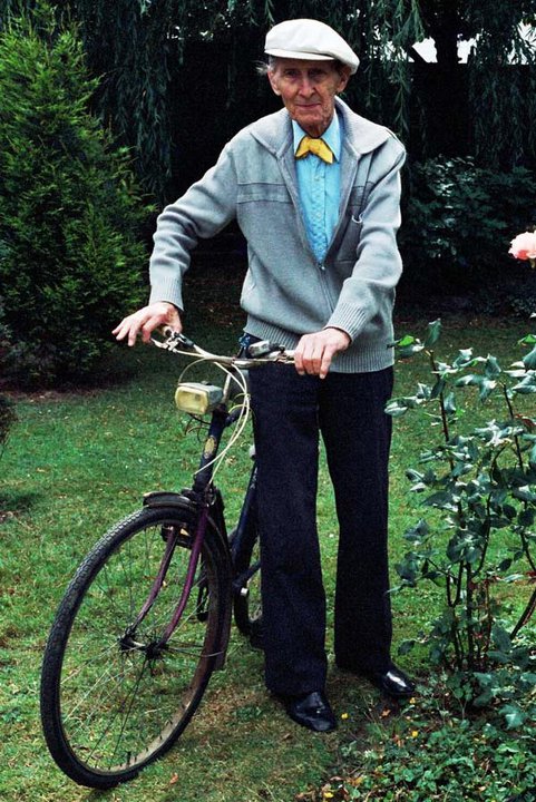 Sur cette photo, à Whitstable en 1986, Peter Cushing (26 mai 1913 - 11 aout 1994) avec son vélo, pose avec une souche de rose nommée "Helen Cushing" en l'honneur de son épouse bien-aimée