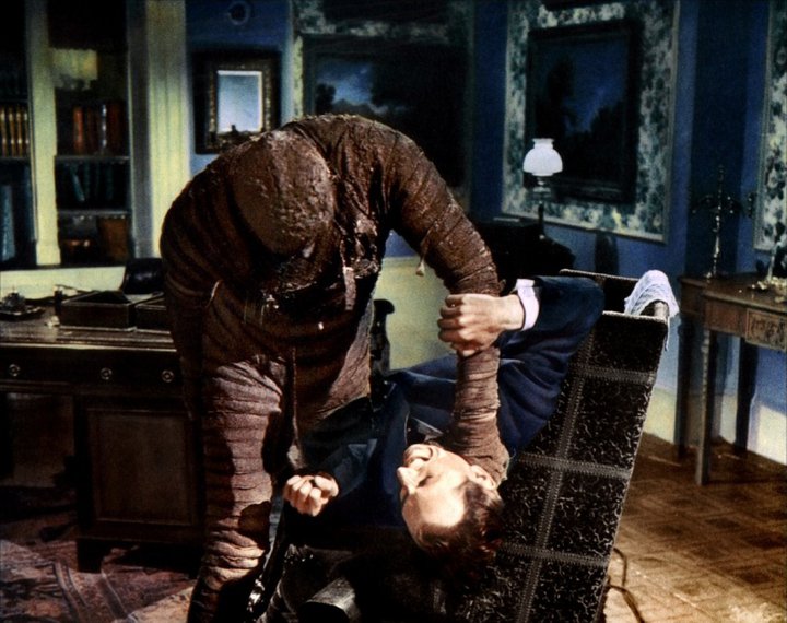 Peter Cushing étranglé par la Momie (Christopher Lee) dans "La Malédiction des Pharaons" de Terence Fisher (1959).