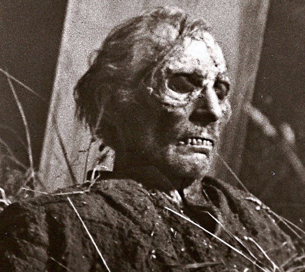 Peter Cushing dans le rôle qui lui valut un Prix d'Interprétation au Festival de Paris du Film Fantastique : celui du veuf Grimsdyke, un zombie prenant sa revanche....