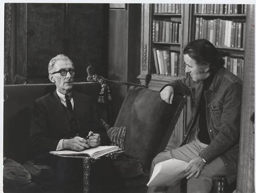 Peter Cushing et Freddie Francis lors du tournage de "The Ghoul" produit par le fils de de dernier, Kevin Francis