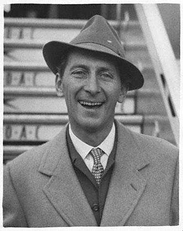 Peter Cushing à l'aéroport de New York en 1958, venu assister à la première américaine du "Cauchemar de Dracula" (doc.: Peter Cushing Society)