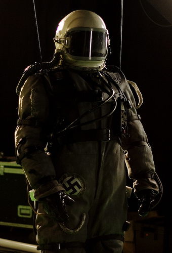 Une comédie de SF finlandaise où les nazis reviennent en 2018 : "IRON SKY" (voir ci-dessous)