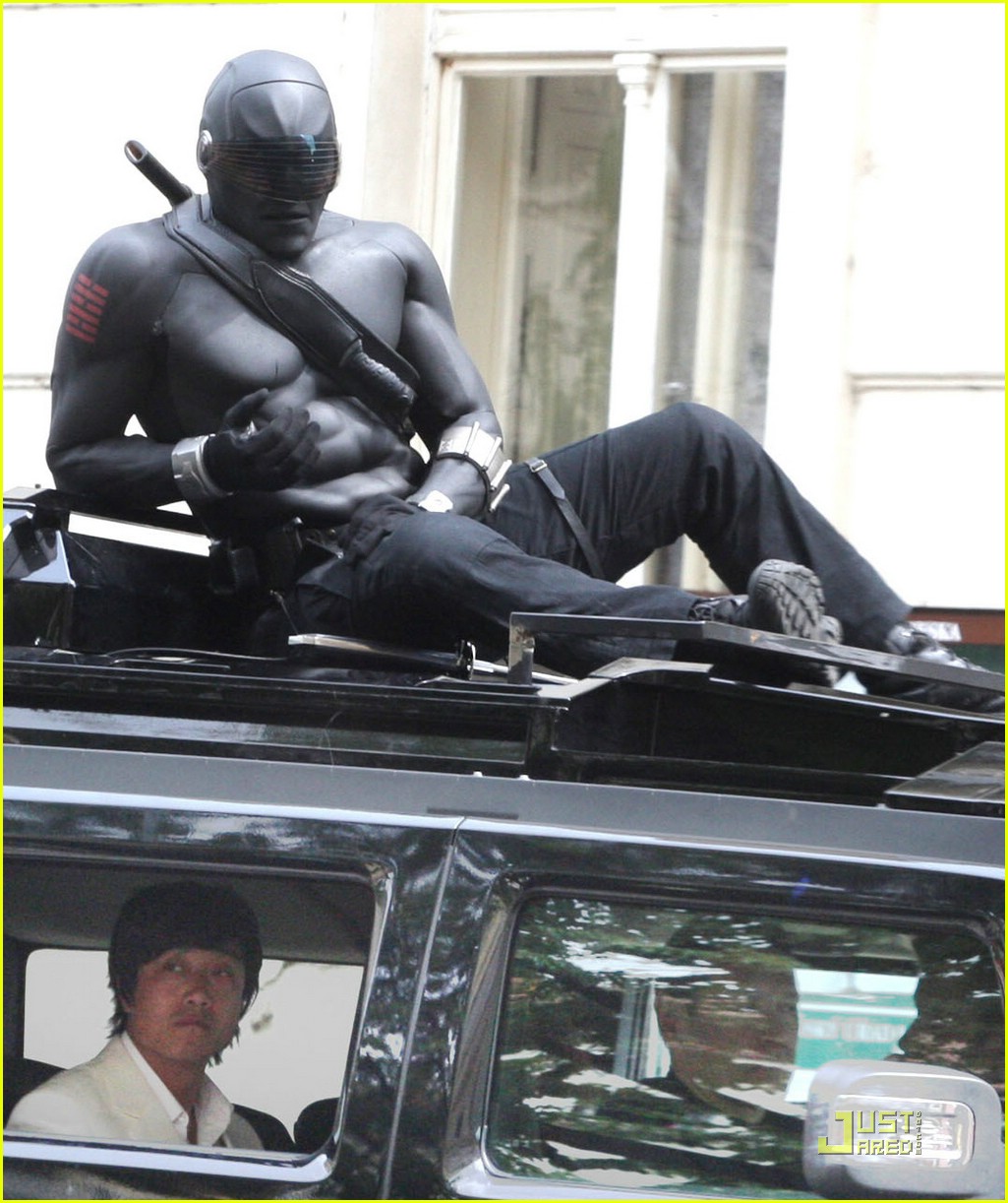 Ray Park incarnant le ninja Snake Eyes dans "G.I. Joe",actuellement en tournage à Prague.