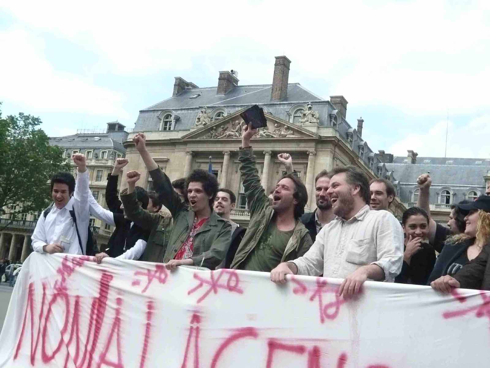 ... espérons que cette fois l'interdiction sera levée, et ramenée seulement au moins de 16 ans, ce qui lui permettra d'être exploité en salles...(notre photo : Fernando L., l'organisateur de ce mouvement de soutien).