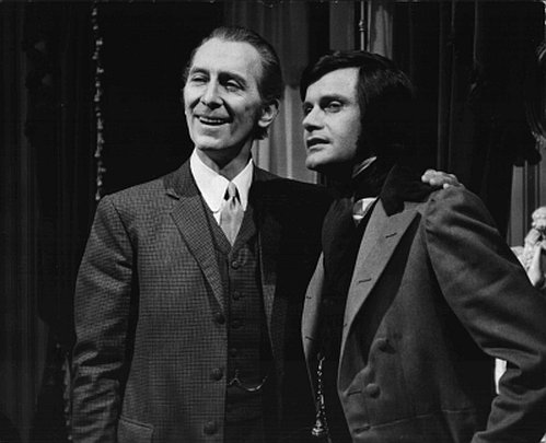 Deux Frankenstein pour le prix d'un ! Peter Cushing et Ralph Bates (1940-1991) sur le plateau des "Horreurs de Frankenstein" (1970)
