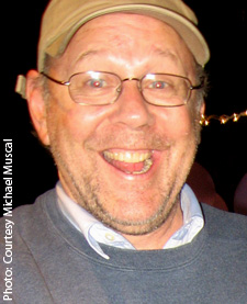 James D.R. Hickox ("Blood Surf ", "Les démons du maïs 3"), tourne actuellement "Detention", écrit et produit par le vétéran des effets spéciaux de maquillage Michael Muscal (notre photo) (voir ci-dessous)