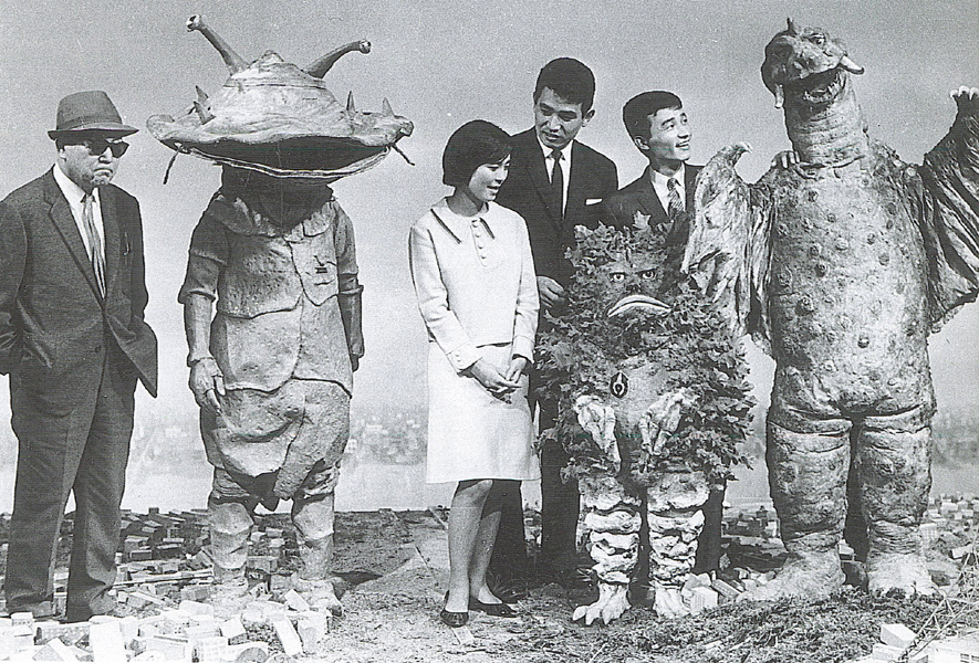 Eiji Tsuburaya (gche) avec l'équipe et les créatures de la Ière série "Ultra Q" (1966)