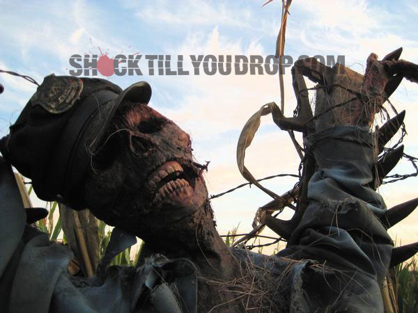 Ci-dessus : première image, de "Children of the Corn", remake dirigé par Donald Borcher qui se tourne depuis 2 semaines en Iowa, avec David Anders, Kandyse MClure, Daniel Newman et Preston Bailey...