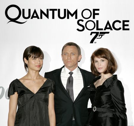 Nous venons de visionner "Quantum of Solace" : le film est excellent. Retrouvez sa critique dans notre prochain numéro, et en attendant, un article sur ses SFX dans le numéro en vente actuellement...(ci-dessus, les 2 ravissantes héroïnes du film)