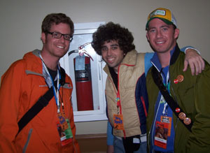 Les frères John et Drew Dowdle (à gche et à dte sur la photo),réalisateur et scénaristes de "En quarantaine", vont réaliser le premier film d'une trilogie de thrillers produite par M. Night Shyamalan....