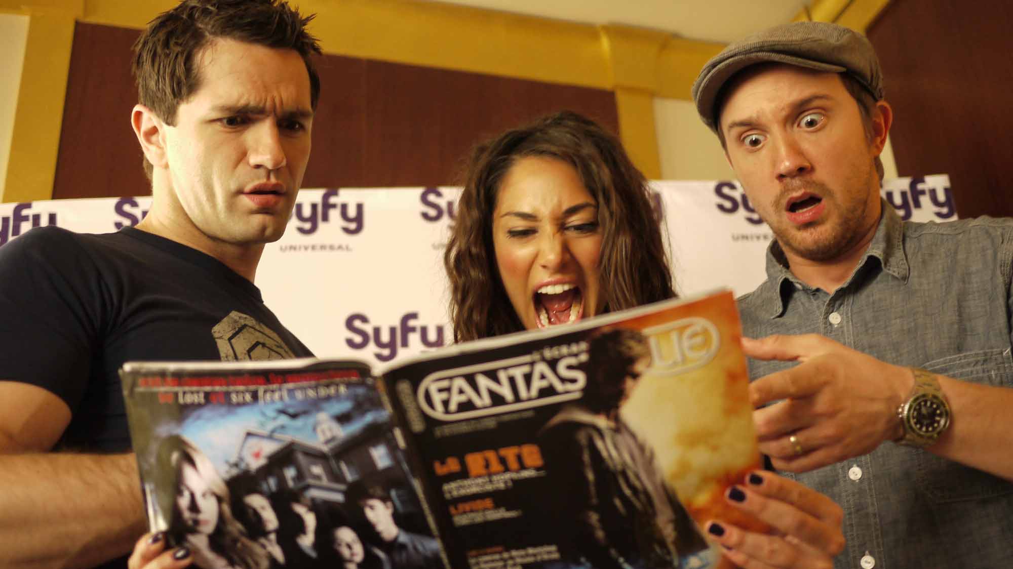 "L'Ecran Fantastique : le magazine qui surprend même les vampires, les fantômes et les loups-garous" ! (les 3 acteurs principaux de "Being Human" version US devant l'article qui leur a été consacré...)