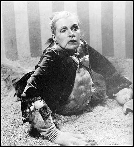 .... "Les Nuits Fantastiques", conjointement organisé par le Forum des Images et L'Ecran Fantastique. Venez nombreux ! (cette séance est exceptionnellement gratuite....). Au programme : "Freaks", le classique de Tod Browning, présenté par Isabelle Vanini.