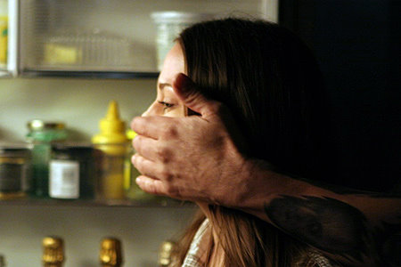 .... se retrouver la cible d'un tueur sadique qui les oblige à jouer  à un jeu terrifiant, à savoir se tuer mutuellement afin de pouvoir survivre...