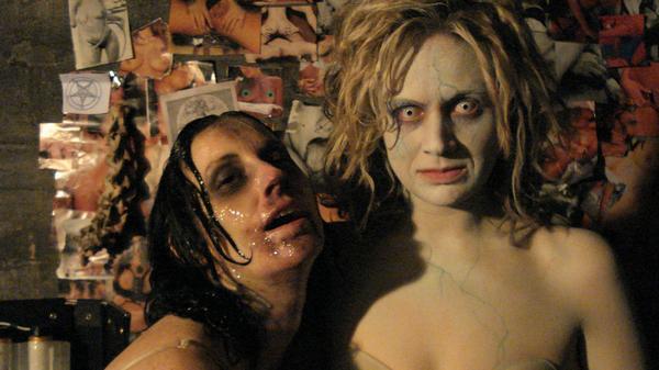 Dans "The Hagstone Demon", film d'horreur gothique en noir et blanc de Jon Springer, un écrivain alcoolique gagnant sa vie comme  gardien, se voit hanté par les visions de sa femme décédée (suite ci-dessous)