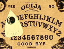 Brad Fuller et Andrew Form, de Platinum Dunes, annoncent que leur prochain film "Ouija Board : The Movie" sera très ambitieux, dans la lignée, disent-ils, de "Pirates des Caraibes" ! UN scénariste très connu est sur le point de signer avec eux.