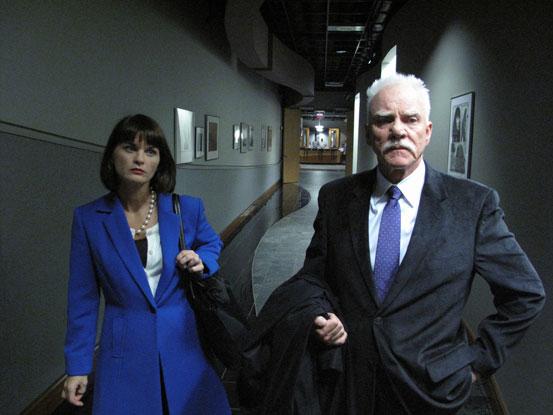 Le Dr. Loomis (Malcolm McDowell), auteur d'un livre sur Michael Myers, et son attachée de presse (Mary Birdsong)