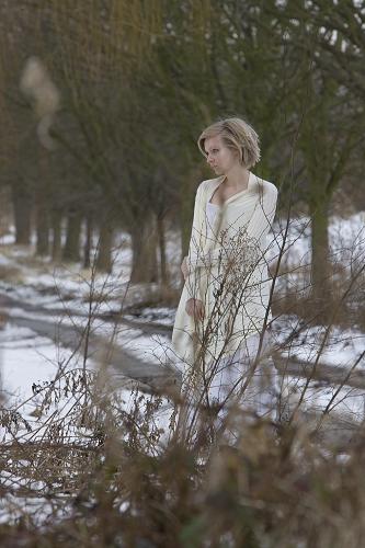 Notre collaboratrice Axelle Carolyn est la vedette féminine du britannique "Straw Man," réalisé et coécrit par Andrew Baker. L'histoire se situe dans un village semi rural. L'Homme Solitaire, héros de l'intrigue, est un....  .