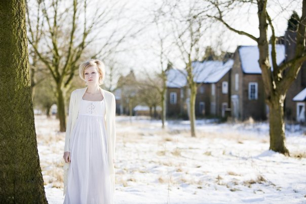 ... professeur, spécialisé dans la littérature classique, tels les récits de Dickens. Rien d'inhabituel. Jusqu'à ce que l'on s'aperçoive que le village est déserté, que ses voisins, collègues de travail et ses élèves....