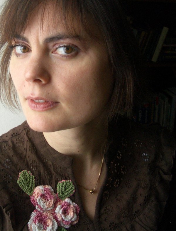 ..... Mais, progressivement, elle perd contact avec la réalité et se retrouve à combattre les fantômes de l'immeuble ainsi que des membres d'un culte qui l'oblige à créer une porte s'ouvrant sur un monde cauchemardesque.