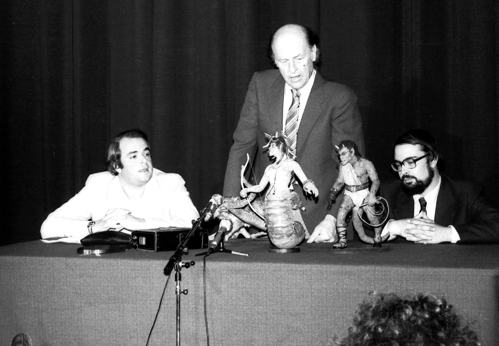 Ray Harryhausen à Paris pour la promotion du "Choc des titans", conférence de presse animée par Alain (à gche) et Robert Schlockoff (à dte). Photo : Jean Manuel Costa