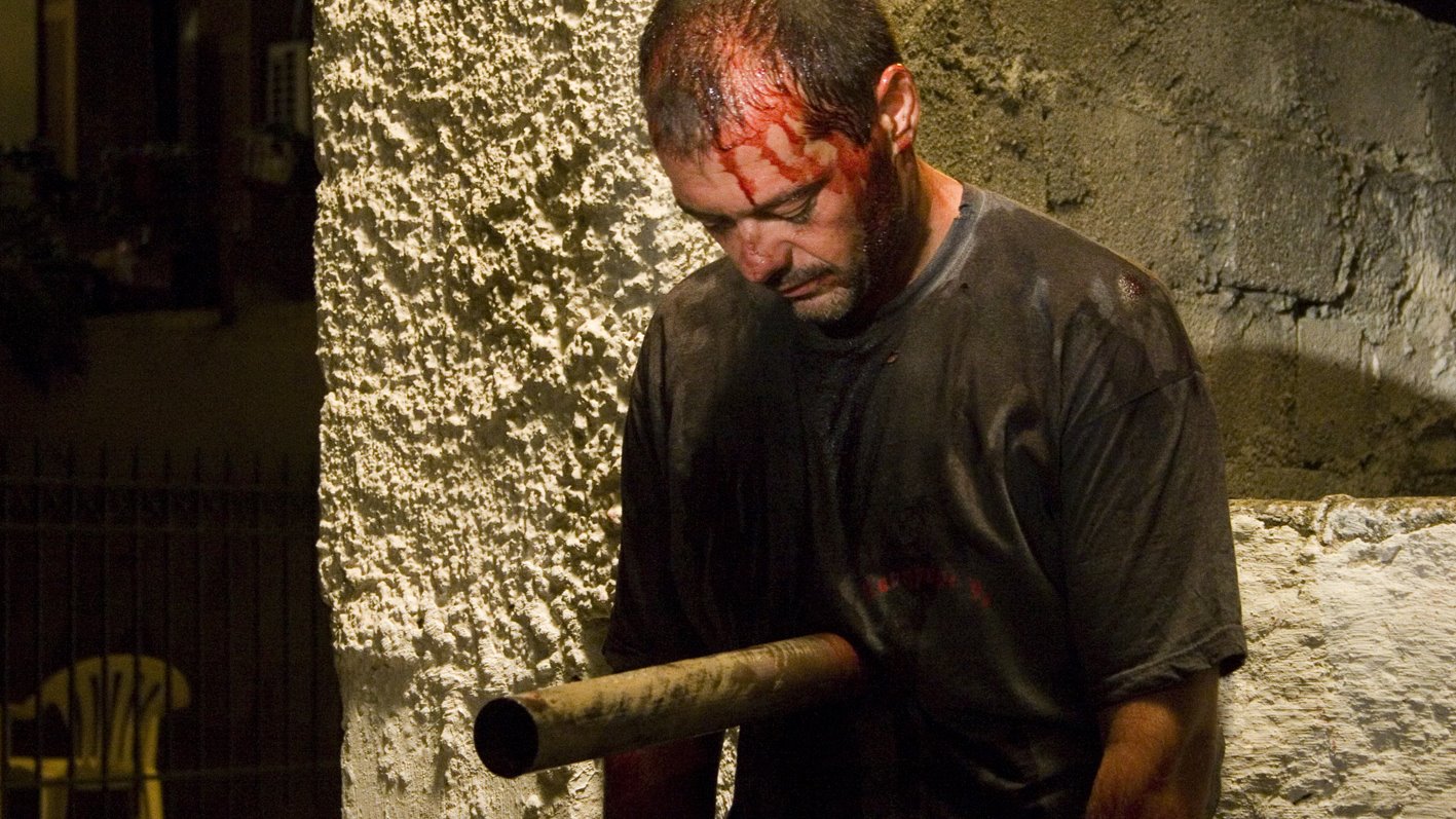 Remake et suite d'un film d'horreur à petit budget grec tourné voici en 2005 et intitulé "Evil" ou "To Kako", le récent "Evil in the Time of Heroes" ("To kako - Stin epohi ton iroon)", toujours signé Yorgos Noussias, voit de nouveau Athènes envahie....