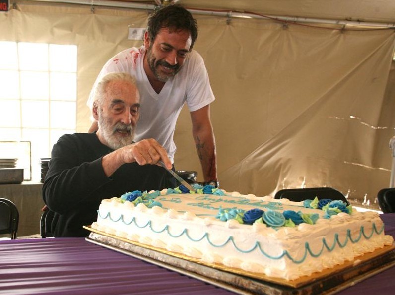 Ci-dessus : Christopher Lee, aux côtés de son partenaire Jeffrey Dean Morgan, (Watchmen) découpant le gâteau qu'il a reçu de l'équipe de "The Resident", en célébration de son récent anoblissement par la Reine d'Angleterre (voir ci-dessous)