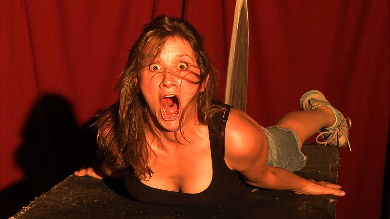 Distribué en septembre 2009 aux USA, "Flicker" est un survival où, une fois de plus, un week-end de camping dans une petite ville de montagne tourne au tragique pour les protagonistes (suite ci-dessous)