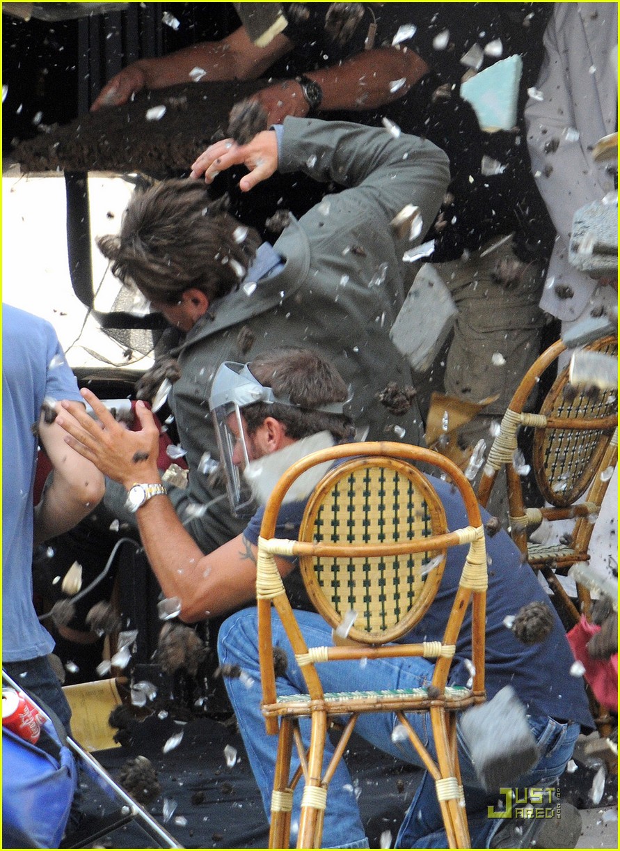 Leonardo Di Caprio avec Ellen Page lors d'une séquence d'explosion de "Inception" : une voiture explose tout près d'eux tandis qu'ils déjeunent à la terrasse du café Debussy.