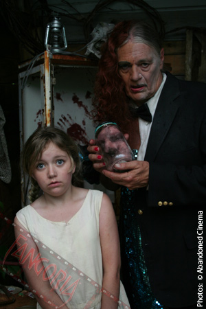 Premier film de la compagnie Abandoned Cinema, tourné dans le Maine,"Adelle" est un nouveau film d'horreur se situant quelque part entre "Alice au pays des merveilles" et "Freaks" (voir ci-dessous)