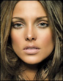 La jolie Ashley Greene (interprète d'Alice Cullen, la soeur d'Edward dans la série "Twilight") sera la vedette de la prochaine production Dark Castle (Esther, The Hills Run Red), "The Apparition" (suite ci-dessous)