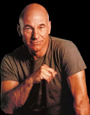 Le comédien anglais Patrick Stewart (69 ans) interprète du Capitaine Jean-Luc Picard dans "Star Trek : Next Generation" et tenant le rôle du Professeur X dans "X-Men", vient d'être anobli par la Reine Elizabezth II.