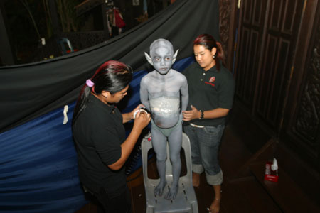 ..... Se perdant en chemin, ils  refuge dans un chalet. Mais il s'avère que celui-ci est hanté par des fantômes et des vampires !