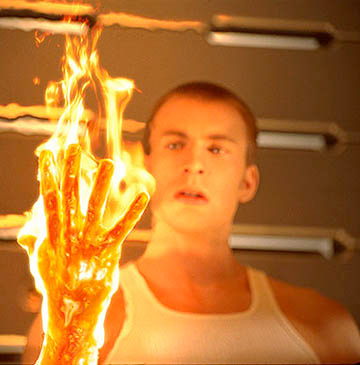 Chris Evans (la torche humaine des 4 Fantastiques) sera le héros-titre de "The First Avenger : Captain America" (voir ci-dessous)