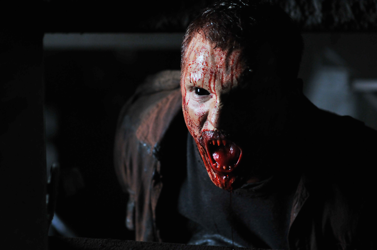 ...ils acceptent avec reconnaissance l'aide d'un individu qui les installe dans son semi-remorque. Mais lorsque le conducteur refuse de s'arrêter et qu'ils découvrent que sa cargaison est entachée de sang, la panique s'empare d'eux.....