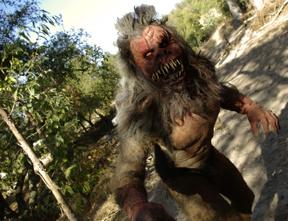 ...., le comédien figurant cette année dans pas moins de 6 films du genre, dont "Primitive". Ce dernier, en postproduction, est un monster movie dirigé par Benjamin Cooper...