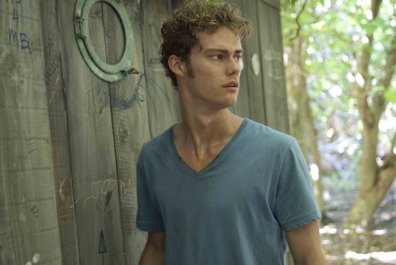 Dans l'australien "Uninhabited", écrit et tourné par Bill Bennett dans le cadre de la Grande Barrière de Corail, un jeune couple se rendant sur une île pour les vacances, découvre l'endroit habité par un spectre vengeur...