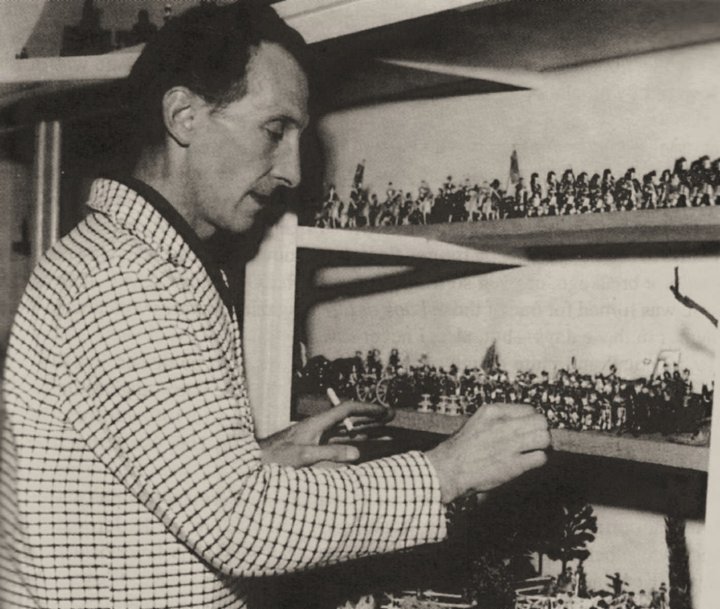 Peter Cushing dans sa maison de Whitstable, avec sa collection de soldats miniatures.