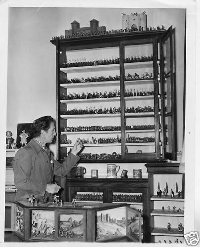 Peter Cushing dans sa maison de Whitstable, avec sa collection de soldats miniatures.
