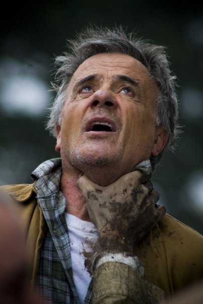 "Maskerade" relate l’histoire d’un couple ayant acquis une grande maison de planteur du 19e siècle et invitant leurs amis pour le week-end afin de célébrer leur bonne fortune. Hélas pour eux, les précédents propriétaires sont encore là....(voir ci-dessous