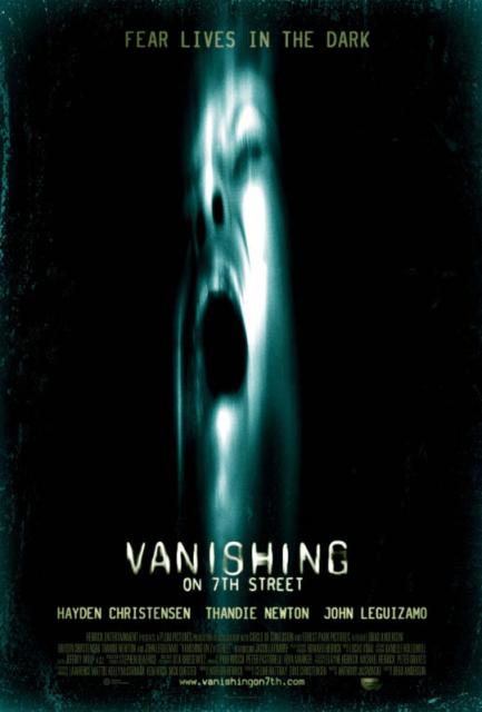 Dans le thriller surnaturel "Vanishing on 7th Street" de Brad Anderson, un groupe de personnes ayant survécu par miracle à une mystérieuse plongée de la ville dans les ténèbres, se réfugient dans une taverne.... (suite ci-dessous)