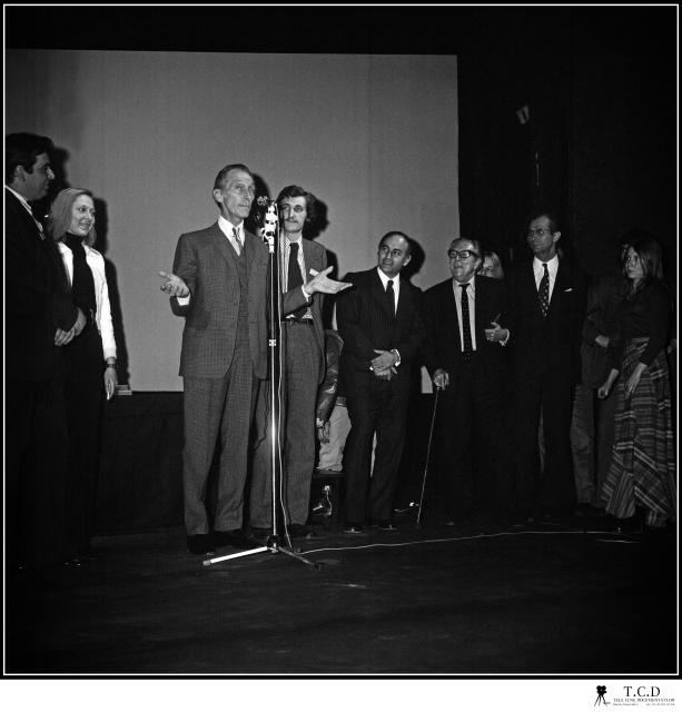 Invité d'honneur pour la seconde année consécutive au Festival dont il est le "parrain", Peter Cushing prononce un discours face au public. A ses côtés, on reconnaît notamment Paul Naschy et Terence Fisher (1974).