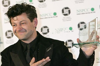 Après avoir endossé l'habit de capture de mouvement pour Gollum du "Seigneur des Anneaux", Andy Serkiss fera de même pour "Rise of the Apes", la préquelle de "La Planète des singes" (voir ci-dessous)