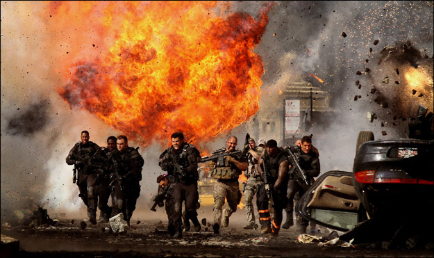 Les Transformers sont de retour sous la direction de Michael Bay pour un 3e opus sous-titré "Dark of the Moon", où les Autobots et les Decepticons se retrouvent mêlés à une périlleuse course à l'espace entre les USA et la Russie, s'affrontant sur Terre.