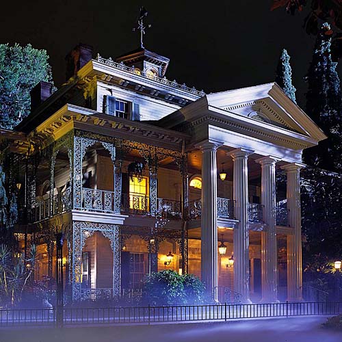 Guillermo del Toro prépare une version grand écran du Phantom Manor (voir ci-dessous)