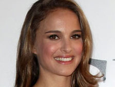 Damon Lindelof, co-créateur de "Lost", a rédigé un nouveau script pour la préquelle d'"Alien" dirigée, à l'instar de l'original, par Ridley Scott, scénario dont la Fox se dit très satisfaite. (voir ci-dessous)