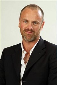 Réalisateur de pub à succès, précédemment envisagé pour le remake américain de "The Host", Fva diriger  le film de science-fiction "Year 12"(suite ci-dessous)