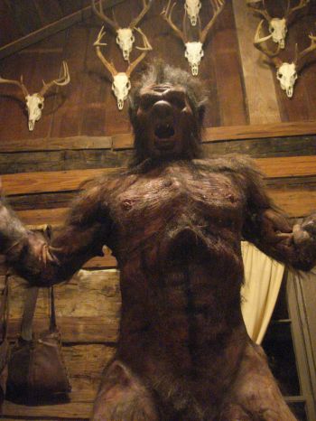 .... au passé sombre par une nuit de pleine lune, se retrouvent traqués par une bête vorace.  La créature est l'oeuvre de l'artiste des effets spéciaux de maquillage Tom Devlin ("Dances with Werewolves").