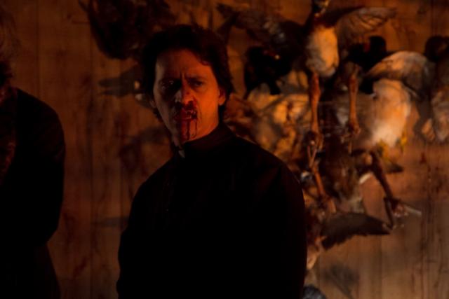 ..... de démonologues d'élite d'un diocèse de Brooklyn lutte contre une force surnaturelle qui menace leur vie et leur foi.